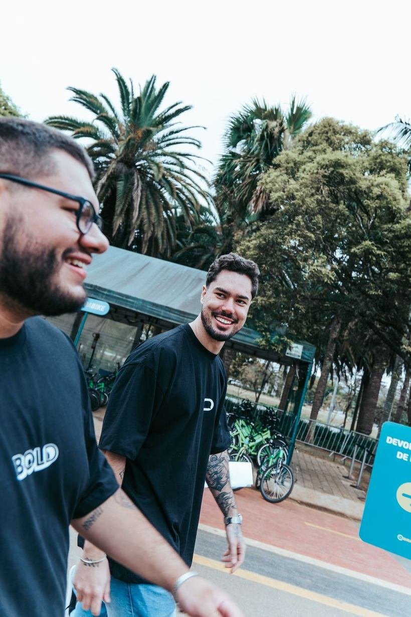 Diretor de vídeo da Bold operando câmera